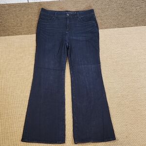 Chico's So Slimming Girlfriend Flare SZ 1.5 (US 10) Dark Wash